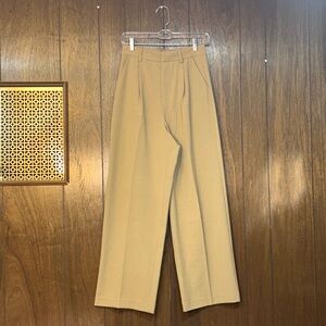 Minimalist Wide-Leg
Pleated Trousers — Women's Size M
